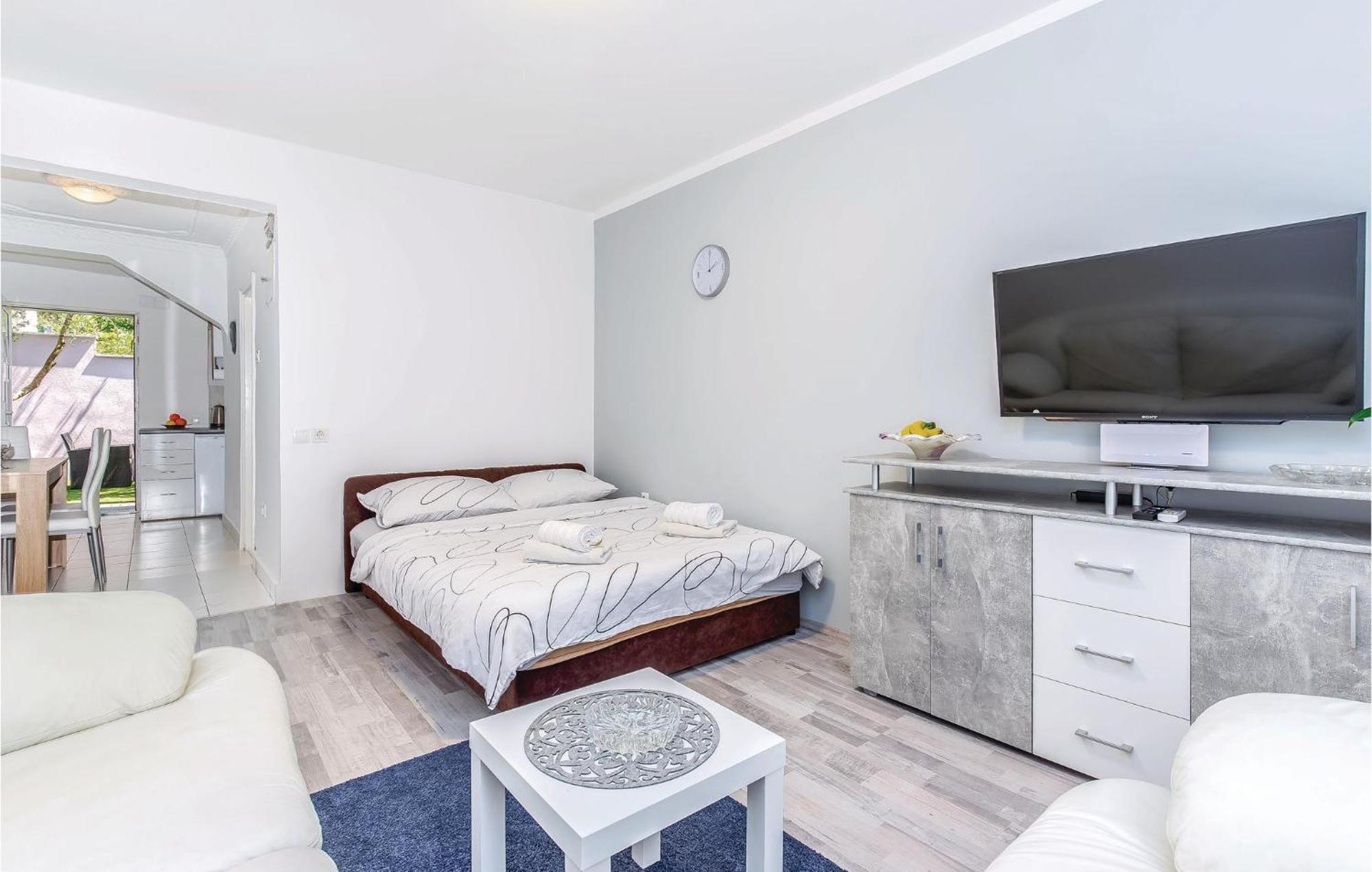 Stunning Apartment In Kostrena With Kitchen 外观 照片