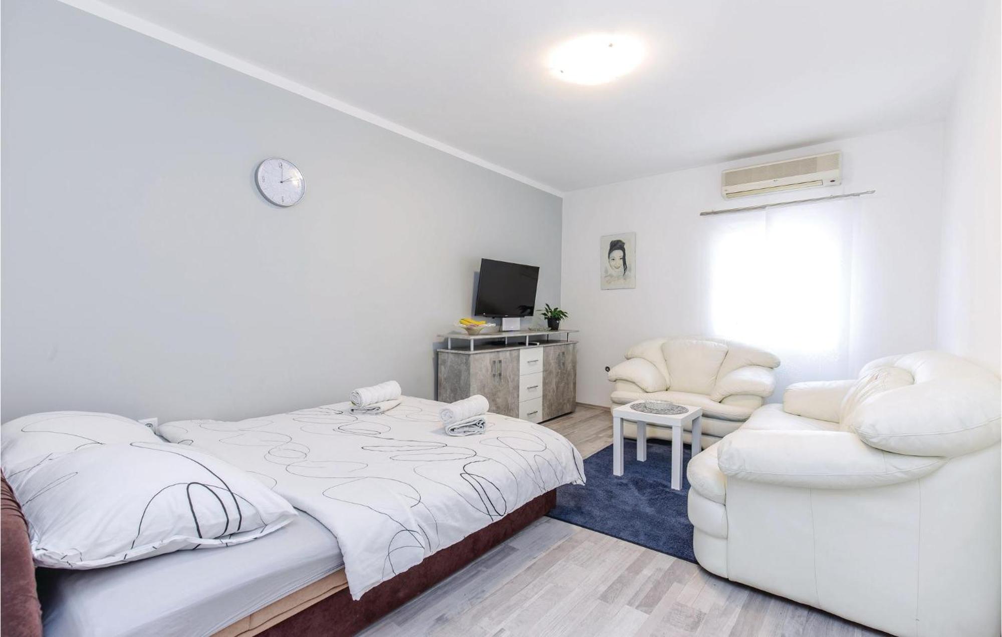 Stunning Apartment In Kostrena With Kitchen 外观 照片