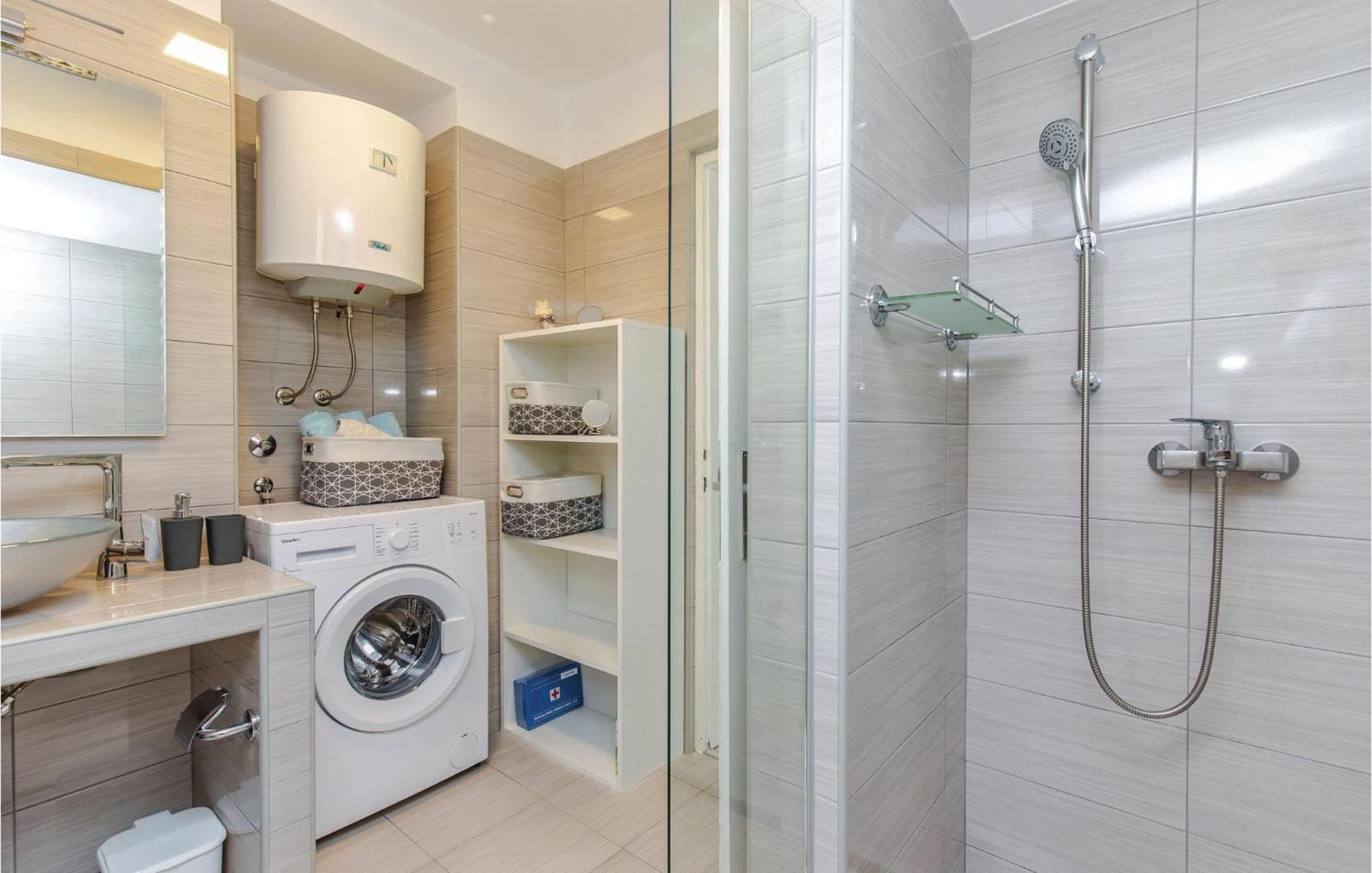 Stunning Apartment In Kostrena With Kitchen 外观 照片